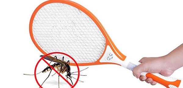 Cách đuổi muỗi trong phòng trẻ sơ sinh bằng vợt muỗi